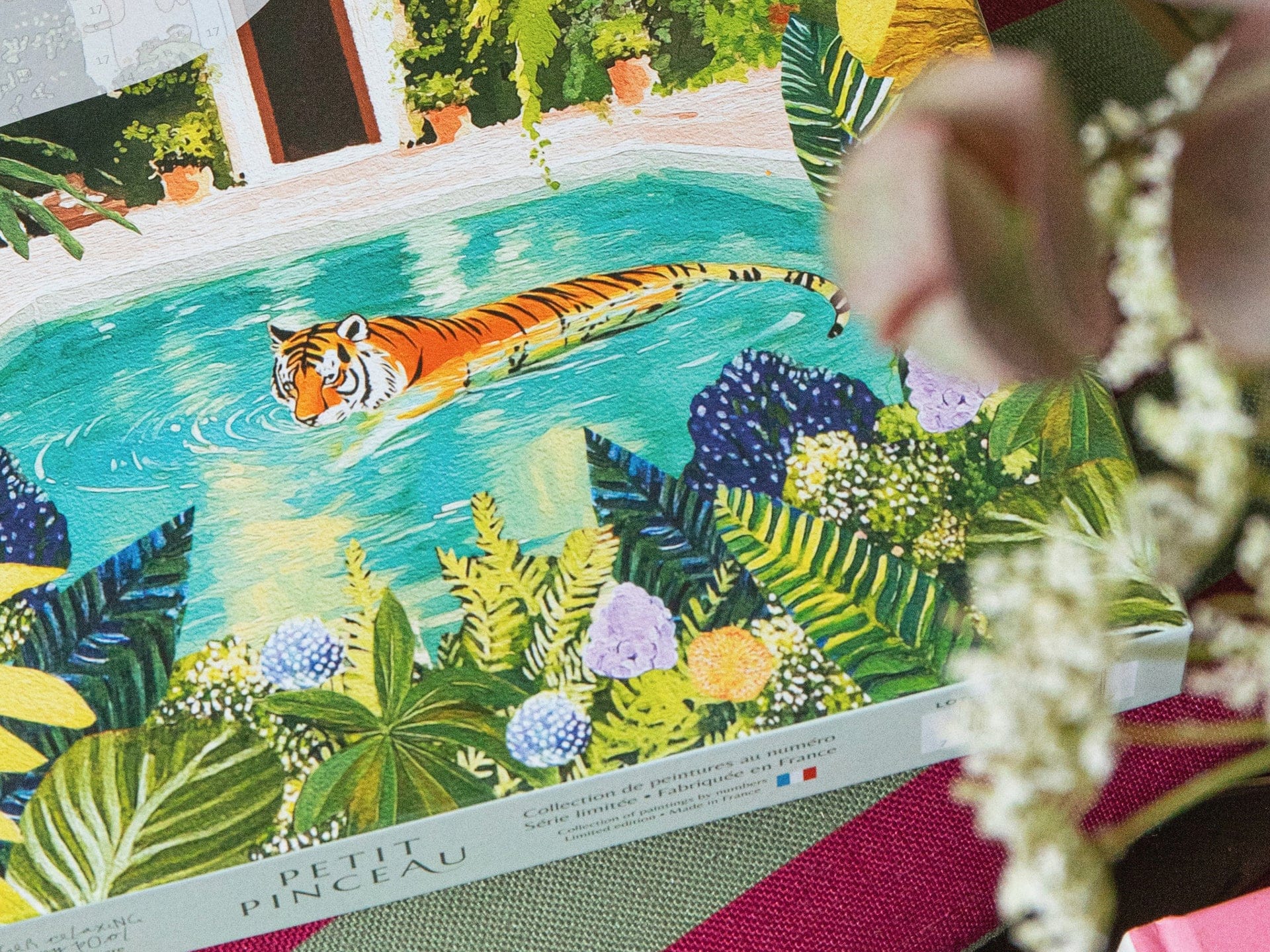 Petit Pinceau - Kit de peinture au numéro - Tiger relaxing in my pool – Image 3