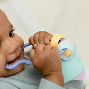 Le Jouet Simple - Le hochet (coloris au choix)