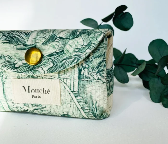 mouche-Paris-pochette-toile-de-jouy-verte-1.webp